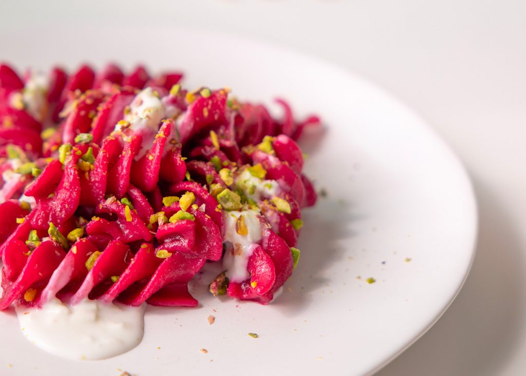 Fusilloni alle rape rosse, pistacchi e burrata