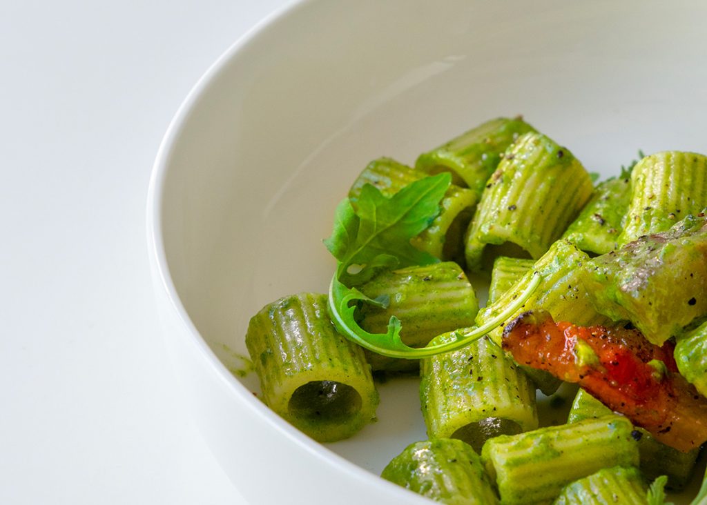 Mezzi rigatoni alla rucola, guanciale e pecorino