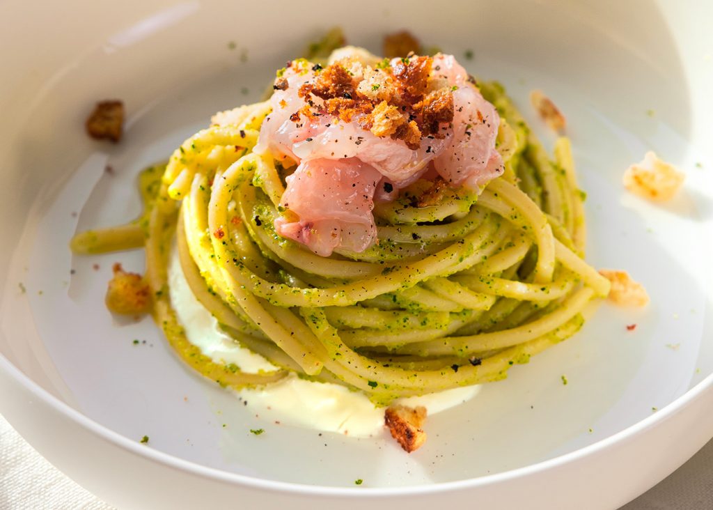Spaghettoni con scampi, zucchine, burrata e crostini