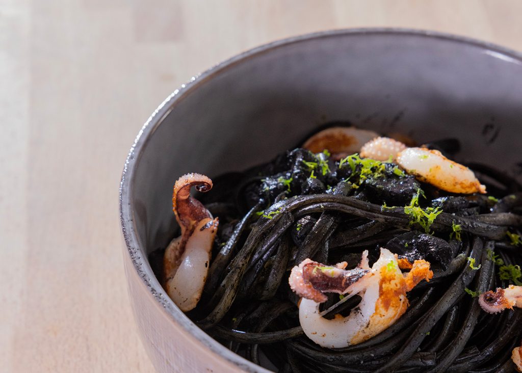 Linguine al nero di seppia, peperoncino, seppie e lime