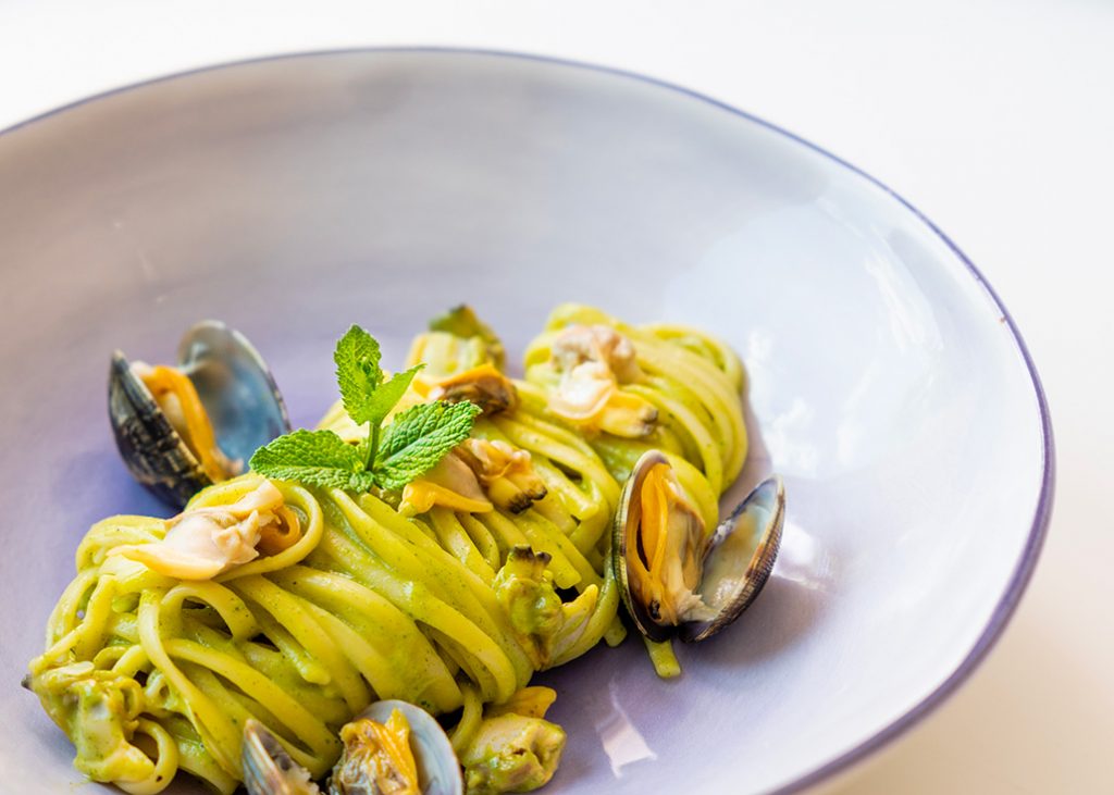Linguine alle vongole con crema di zucchine, menta e peperoncino